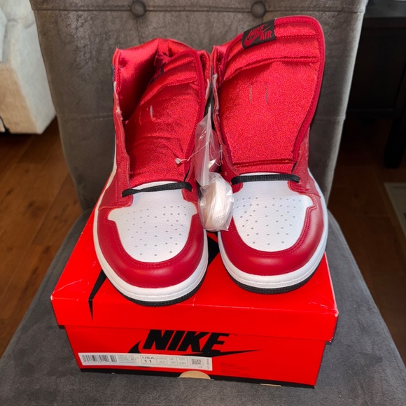 NIB NEW Women’s Nike Air Jordan 1 Retro High OG Satin Snake Sneakers 11 - Picture 2 of 6